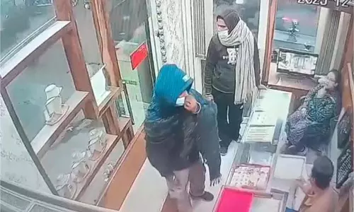 Jalandhar: दिनदहाड़े लूट की कोशिश, ज्वेलरी शॉप में घुसे नकाबपोश लुटेरे Jalandhar: दिनदहाड़े लूट की कोशिश, ज्वेलरी शॉप में घुसे नकाबपोश लुटेरे