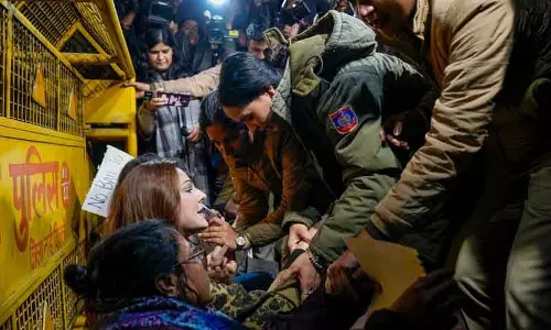 उन्नाव रेप केस: कांग्रेस नेताओं और कार्यकर्ताओं को पुलिस ने हिरासत में लिया उन्नाव रेप केस: कांग्रेस नेताओं और कार्यकर्ताओं को पुलिस ने हिरासत में लिया