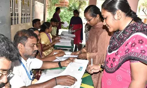 Tamil Nadu : जो लोग वोटर रजिस्ट्रेशन फॉर्म भरने और वापस करने में हिचकिचा रहे है Tamil Nadu : जो लोग वोटर रजिस्ट्रेशन फॉर्म भरने और वापस करने में हिचकिचा रहे है
