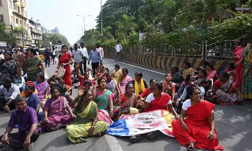 CM को याचिका सौंपने के लिए प्रदर्शन कर रहे 680 सफाई कर्मचारियों को गिरफ्तार किया