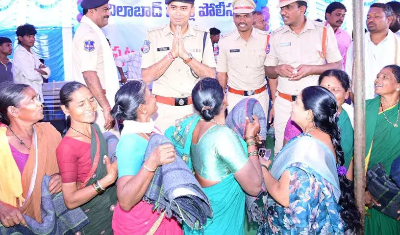 Adilabad पुलिस ने आदिवासियों को कंबल बांटे Adilabad पुलिस ने आदिवासियों को कंबल बांटे