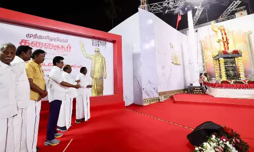 चेय्यर और वंदवासी में करुणानिधि की मूर्ति का CM ने उद्घाटन किया चेय्यर और वंदवासी में करुणानिधि की मूर्ति का CM ने उद्घाटन किया