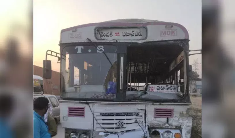Telangana: अनिर्धारित बिजली कटौती से संगारेड्डी दुर्घटना पीड़ितों के इलाज में बाधा Telangana: अनिर्धारित बिजली कटौती से संगारेड्डी दुर्घटना पीड़ितों के इलाज में बाधा