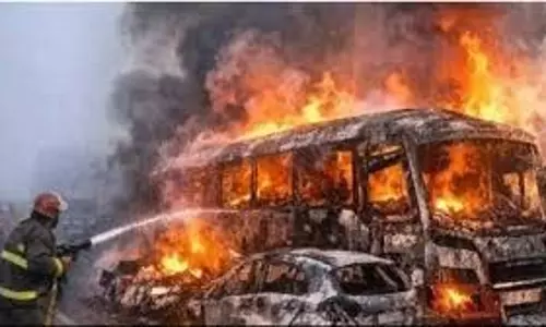 Noida: आपस में टकरा गईं तीन कारें, दो में लगी भीषण आग Noida: आपस में टकरा गईं तीन कारें, दो में लगी भीषण आग
