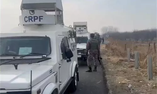 Baramulla : संदिग्ध वस्तु बरामद, सूचना मिलते ही पहुंची CRPF और पुलिस की टीमें Baramulla : संदिग्ध वस्तु बरामद, सूचना मिलते ही पहुंची CRPF और पुलिस की टीमें
