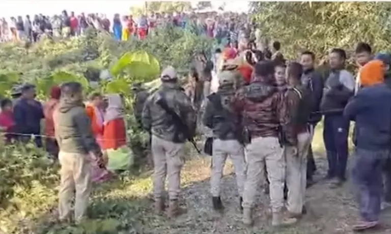 Manipur: महिला की मौत पर प्रदर्शनकारियों ने शव वाहन रोका, पुलिस ने आंसू गैस छोड़ी Manipur: महिला की मौत पर प्रदर्शनकारियों ने शव वाहन रोका, पुलिस ने आंसू गैस छोड़ी