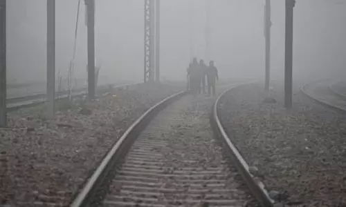 उत्तर भारत में घने कोहरे के कारण फ्लाइट और रेल सेवाएं बाधित