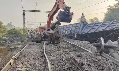 Bihar में मालगाड़ी के 8 डिब्बे पटरी से उतरे, रेल यातायात बाधित Bihar में मालगाड़ी के 8 डिब्बे पटरी से उतरे, रेल यातायात बाधित