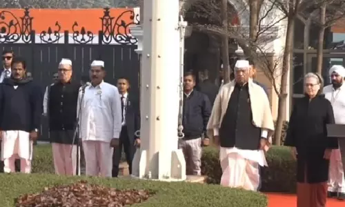 Delhi में कांग्रेस का स्थापना दिवस समारोह, खड़गे और गांधी परिवार ने फहराया पार्टी ध्वज Delhi में कांग्रेस का स्थापना दिवस समारोह, खड़गे और गांधी परिवार ने फहराया पार्टी ध्वज