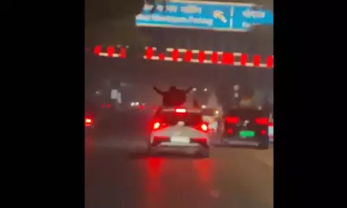 सड़क पर स्टंटबाजी और कार रेसिंग, रईसजादों ने कानून को ठेंगा दिखाया सड़क पर स्टंटबाजी और कार रेसिंग, रईसजादों ने कानून को ठेंगा दिखाया