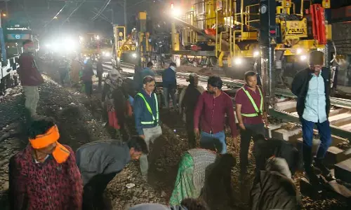Mumbai : कांदिवली-बोरीवली के बीच छठी लाइन वेस्टर्न लाइन पर अहम पड़ाव पर पहुंची Mumbai : कांदिवली-बोरीवली के बीच छठी लाइन वेस्टर्न लाइन पर अहम पड़ाव पर पहुंची