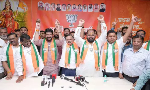Pune : पूर्व कांग्रेस के बेटे PMC चुनाव से पहले BJP में शामिल हुए Pune : पूर्व कांग्रेस के बेटे PMC चुनाव से पहले BJP में शामिल हुए