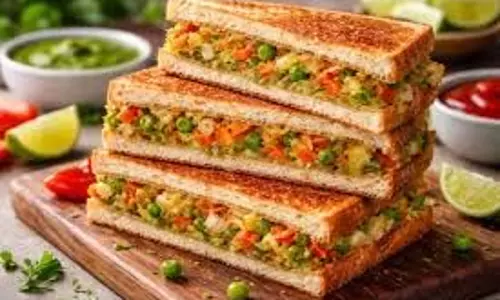 Triple Veg Sandwich Recipe: हेल्दी और टेस्टी ट्विस्ट के साथ बनाएं ट्रिपल वेज सैंडविच Triple Veg Sandwich Recipe: हेल्दी और टेस्टी ट्विस्ट के साथ बनाएं ट्रिपल वेज सैंडविच