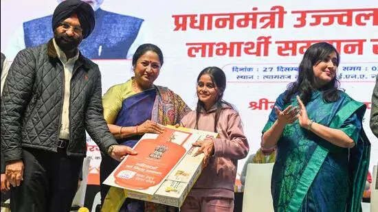 Delhi CM ने अटल उद्यान की नींव रखी, शेल्टर का निरीक्षण किया Delhi CM ने अटल उद्यान की नींव रखी, शेल्टर का निरीक्षण किया