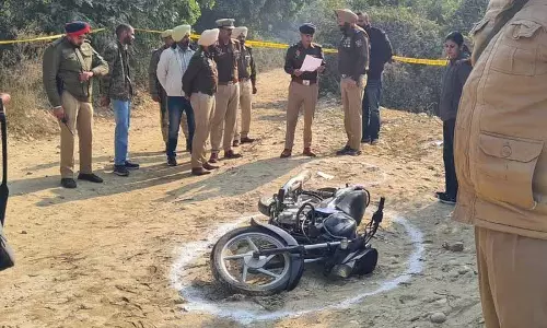 Garhshankar के पास मुठभेड़ के बाद लूट के तीन आरोपी गिरफ्तार, एक घायल Garhshankar के पास मुठभेड़ के बाद लूट के तीन आरोपी गिरफ्तार, एक घायल