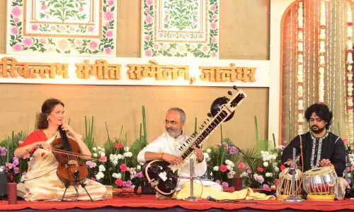 पहले दिन Harivallabh संगीत सम्मेलन में 1,000 से ज़्यादा लोग आए, दूसरे दिन भीड़ दोगुनी हो गई पहले दिन Harivallabh संगीत सम्मेलन में 1,000 से ज़्यादा लोग आए, दूसरे दिन भीड़ दोगुनी हो गई