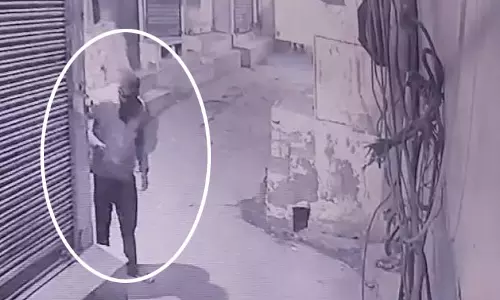 शटर तोड़कर ज्वेलर्स की दुकान में चोरी, करोड़ के सोने-चांदी के जेवरात लेकर चोर फरार, VIDEO शटर तोड़कर ज्वेलर्स की दुकान में चोरी, करोड़ के सोने-चांदी के जेवरात लेकर चोर फरार, VIDEO