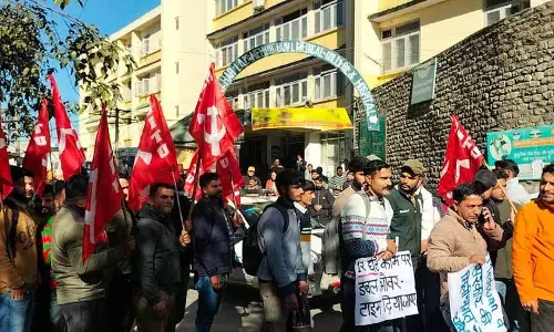 108 और 102 कर्मचारियों ने EPF, ESI में गड़बड़ी की बात कही, सरकार से दखल की मांग की 108 और 102 कर्मचारियों ने EPF, ESI में गड़बड़ी की बात कही, सरकार से दखल की मांग की