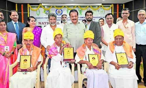 किसानों को टिकाऊ खेती को प्राथमिकता देनी चाहिए: Minister N. Chaluvarayaswamy किसानों को टिकाऊ खेती को प्राथमिकता देनी चाहिए: Minister N. Chaluvarayaswamy