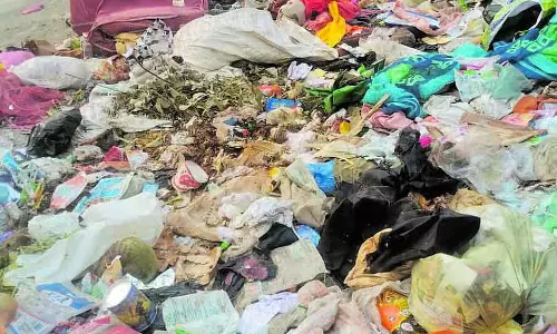Karnataka : राजराजेश्वरी नगर बस स्टॉप पर कचरा