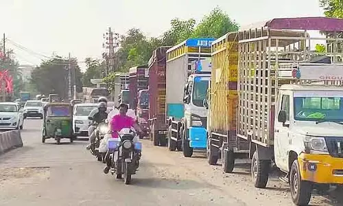 Parking : GKVK क्रॉस-जक्कुर, के.वी. जयराम रोड पर ट्रैफिक जाम Parking : GKVK क्रॉस-जक्कुर, के.वी. जयराम रोड पर ट्रैफिक जाम