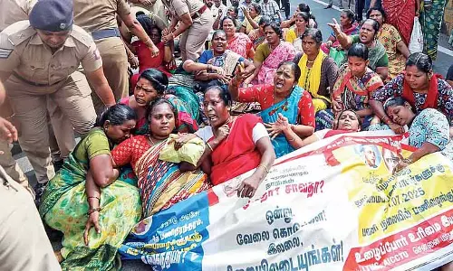 Police ने सफाई कर्मचारियों के विरोध मार्च को 150 दिन पूरे होने पर नाकाम कर दिया Police ने सफाई कर्मचारियों के विरोध मार्च को 150 दिन पूरे होने पर नाकाम कर दिया