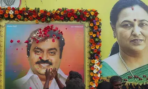 स्टालिन, EPS, विजय और अन्य नेताओं ने ‘कैप्टन’ विजयकांत को दूसरी पुण्यतिथि पर श्रद्धांजलि दी स्टालिन, EPS, विजय और अन्य नेताओं ने ‘कैप्टन’ विजयकांत को दूसरी पुण्यतिथि पर श्रद्धांजलि दी