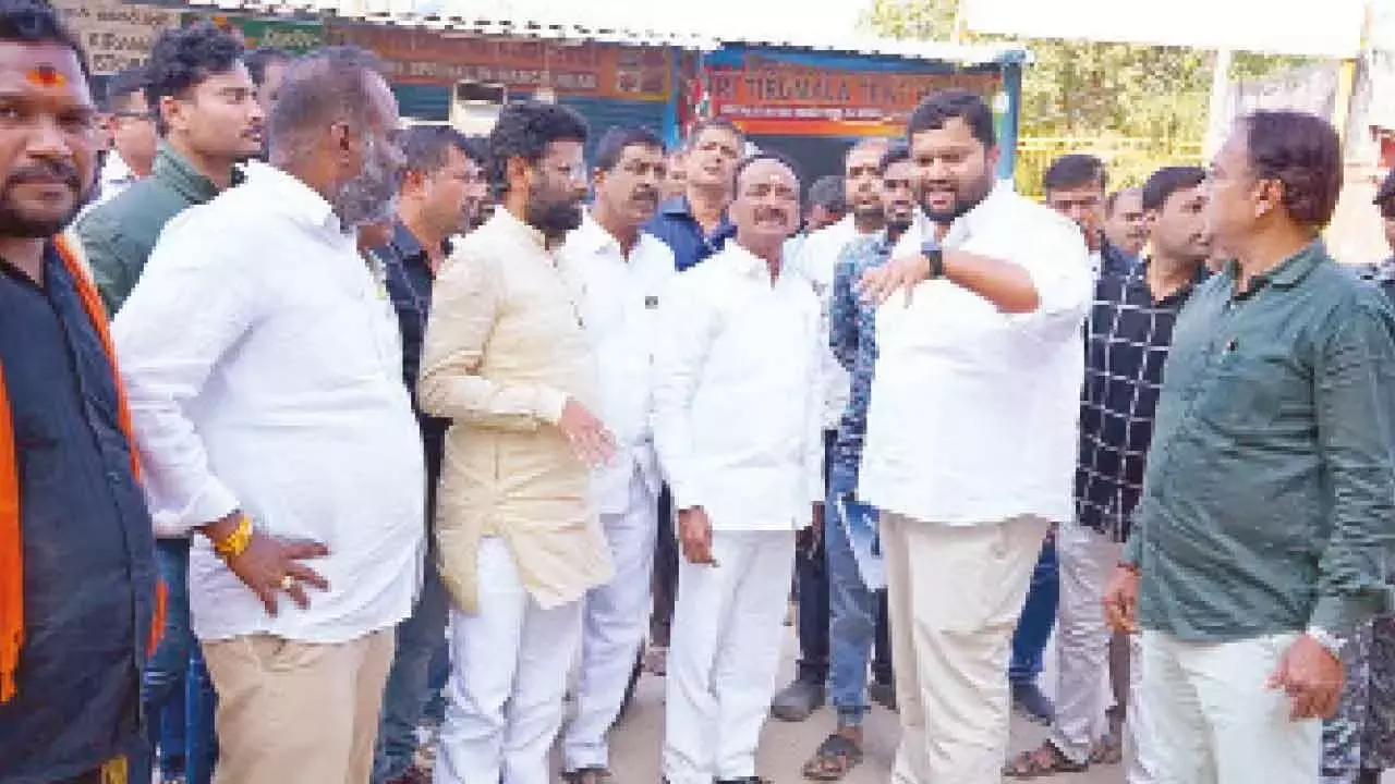 Telangana: डिजाइन में खामियों के कारण फॉक्स सागर नहर पुल पर विरोध प्रदर्शन हुआ Telangana: डिजाइन में खामियों के कारण फॉक्स सागर नहर पुल पर विरोध प्रदर्शन हुआ