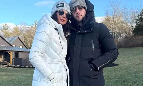 Priyanka Chopra और निक जोनास ने बेटी मालती के साथ क्रिसमस मनाया Priyanka Chopra और निक जोनास ने बेटी मालती के साथ क्रिसमस मनाया