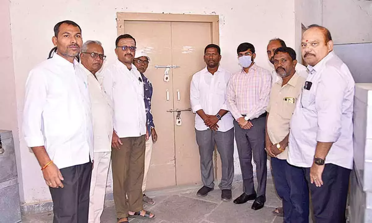 Andhra: कलेक्टर ने EVM गोदामों पर कड़ी सुरक्षा के आदेश दिए Andhra: कलेक्टर ने EVM गोदामों पर कड़ी सुरक्षा के आदेश दिए