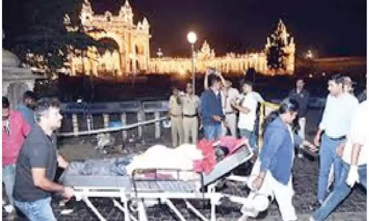 Karnataka: मैसूर पैलेस विस्फोट के बाद गायब CCTV फुटेज को लेकर चिंताएं बढ़ गई Karnataka: मैसूर पैलेस विस्फोट के बाद गायब CCTV फुटेज को लेकर चिंताएं बढ़ गई