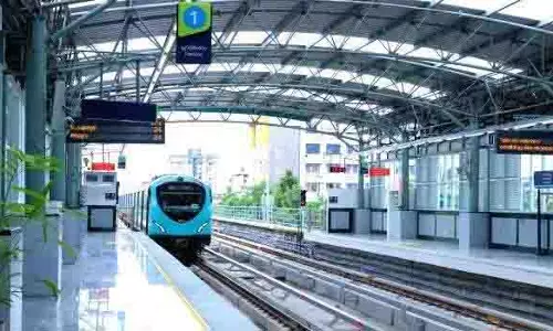 Kochi मेट्रो स्टेशन पर नशे में धुत आदमी ने पत्नी पर हमला किया, गिरफ्तार Kochi मेट्रो स्टेशन पर नशे में धुत आदमी ने पत्नी पर हमला किया, गिरफ्तार
