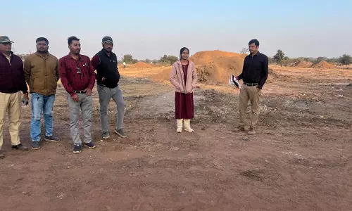 SDM ने धान खरीदी केंद्रों में दबिश दी SDM ने धान खरीदी केंद्रों में दबिश दी