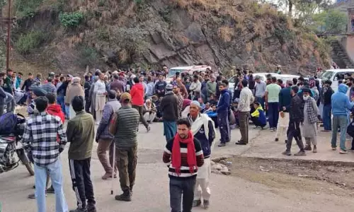 स्थानीय लोगों ने R&B के खिलाफ प्रदर्शन किया, बल्ली-खा रोड को पूरा करने की मांग की स्थानीय लोगों ने R&B के खिलाफ प्रदर्शन किया, बल्ली-खा रोड को पूरा करने की मांग की