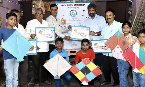 Sankeshwar : मकर संक्रांति के लिए पतंग उड़ाने की प्रतियोगिता
