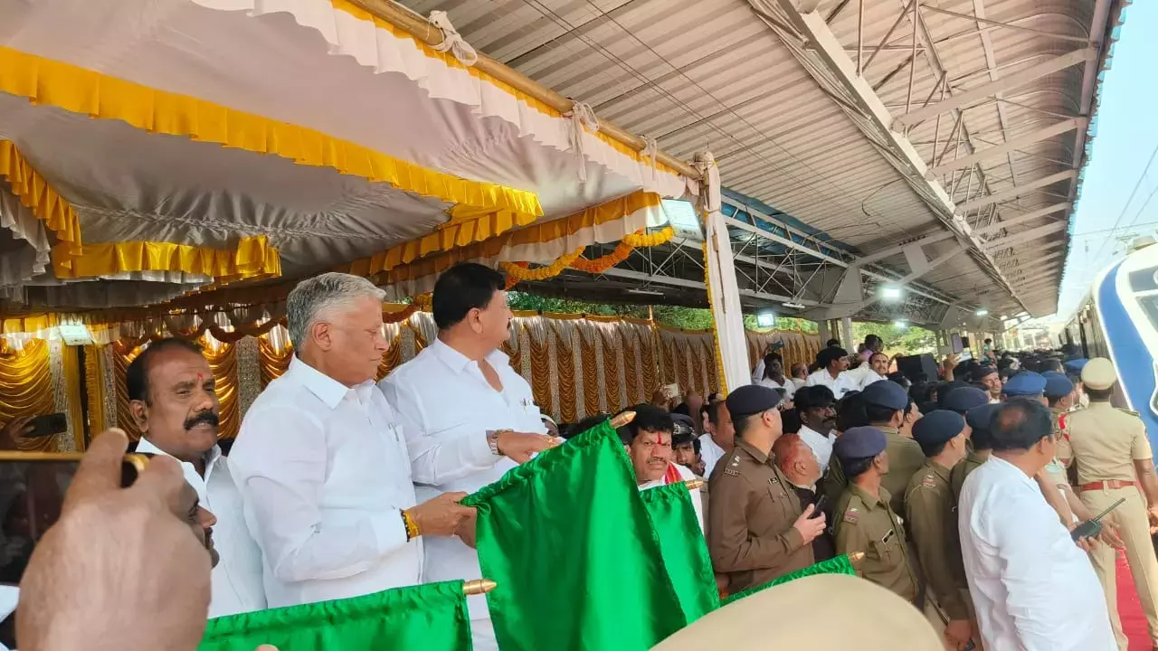 Andhra : वंदे भारत एक्सप्रेस हिंदूपुर में रुकेगी