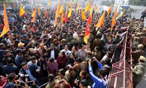 लोक भवन के बाहर हाई वोल्टेज ड्रामा, संघर्ष समिति ने LG के खिलाफ किया विरोध प्रदर्शन