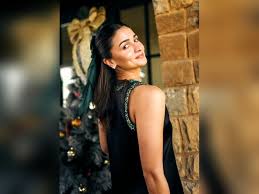 Alia Bhatt का नया फैशन लुक, बो के लिए दिखाया खास आकर्षण