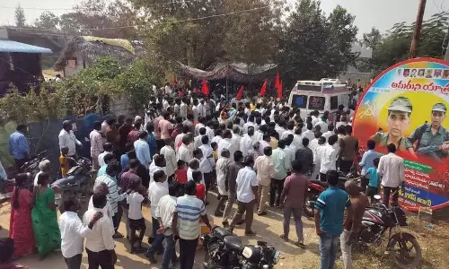माओवादी नेता पाका हनुमंत का शव Pullemla गांव में उनके गृहनगर पहुंचा