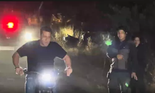 Salman खान ने 60वें जन्मदिन पर तोड़ा सिक्योरिटी कवर, मची हलचल Salman खान ने 60वें जन्मदिन पर तोड़ा सिक्योरिटी कवर, मची हलचल
