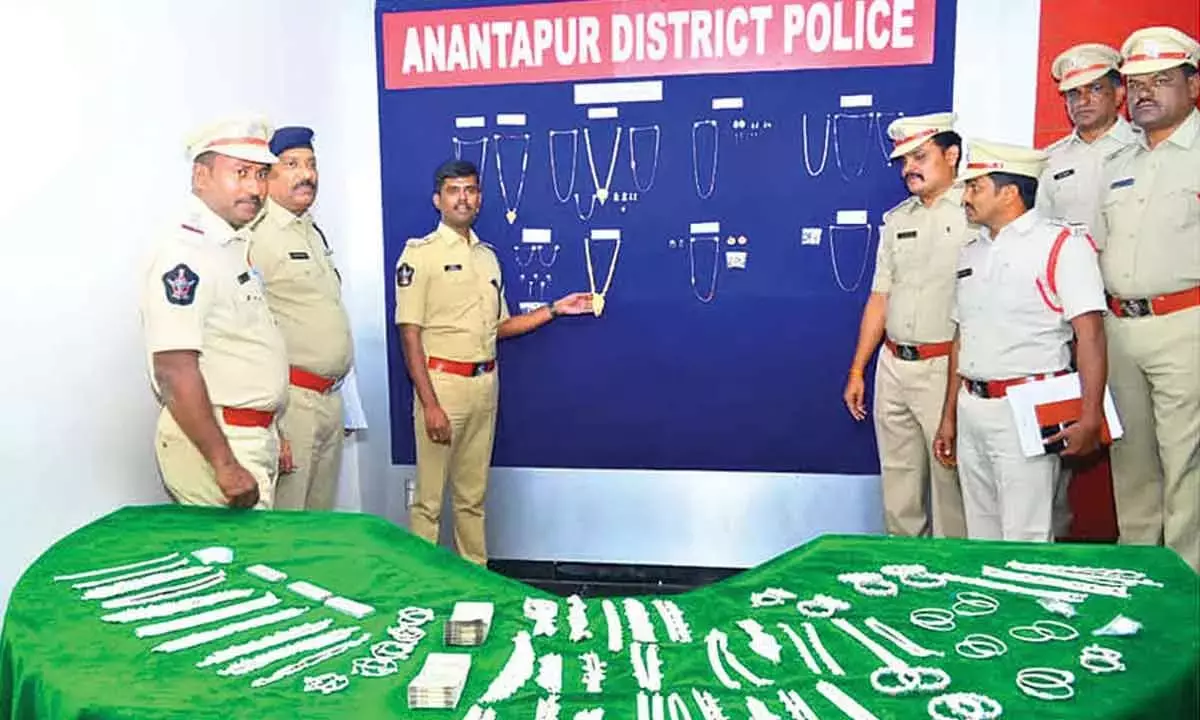 Andhra: अंतरराज्यीय चेन स्नेचर गिरफ्तार Andhra: अंतरराज्यीय चेन स्नेचर गिरफ्तार