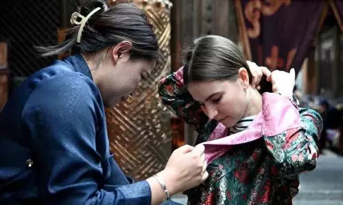 China के युन्नान प्रांत के लिनकांग जिले में गांववालों ने लड़कियों के लिए नियम बनाया