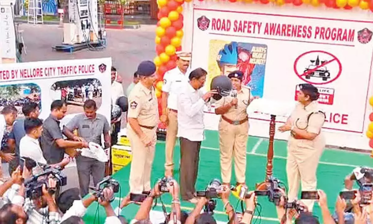 बिना हेलमेट पहने गाड़ी न चलाएं: SP बिना हेलमेट पहने गाड़ी न चलाएं: SP