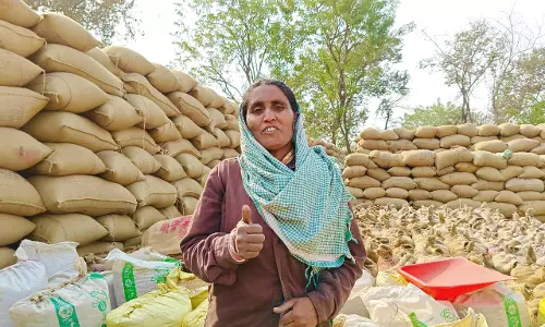 महिला किसान मीना साहू ने सुगमता से बेचा धान महिला किसान मीना साहू ने सुगमता से बेचा धान