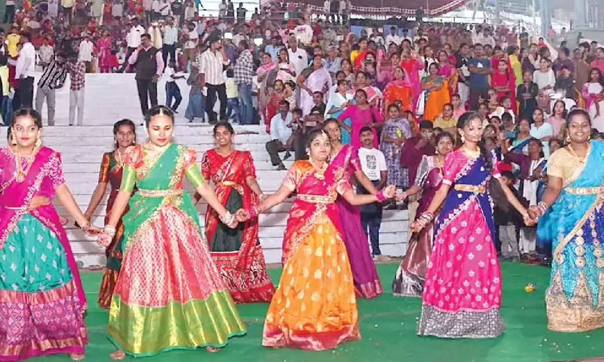 Telangana: छात्रों ने फ्लैश मॉब के साथ गोदावरी बांध को रोशन किया
