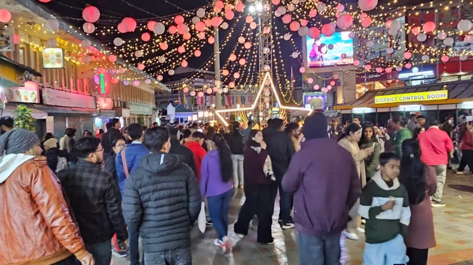 टूरिज्म में उछाल से Sikkim रिकॉर्ड ऊंचाई पर, ओवरटूरिज्म की चिंता बढ़ी टूरिज्म में उछाल से Sikkim रिकॉर्ड ऊंचाई पर, ओवरटूरिज्म की चिंता बढ़ी