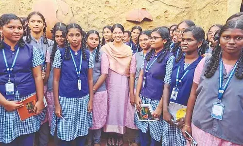 MP Kanimozhi 219 सरकारी स्कूल के छात्रों को कीझाड़ी भ्रमण पर ले गईं MP Kanimozhi 219 सरकारी स्कूल के छात्रों को कीझाड़ी भ्रमण पर ले गईं