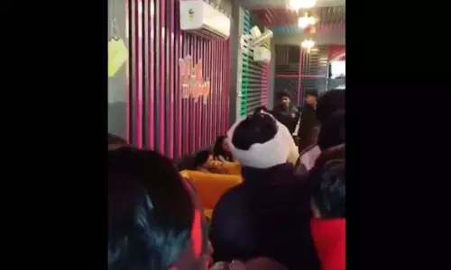 कैफे में बजरंग दल का हंगामा, छात्रा की बर्थडे पार्टी चल रही थी, तभी...मचा हड़कंप कैफे में बजरंग दल का हंगामा, छात्रा की बर्थडे पार्टी चल रही थी, तभी...मचा हड़कंप