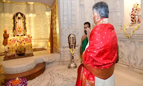 Andhra के सीएम चंद्रबाबू नायडू ने अयोध्या मंदिर में पूजा की Andhra के सीएम चंद्रबाबू नायडू ने अयोध्या मंदिर में पूजा की