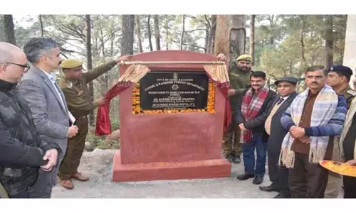 कश्मीरियों का उत्पीड़न राष्ट्रीय एकता के लिए गंभीर खतरा: Lone